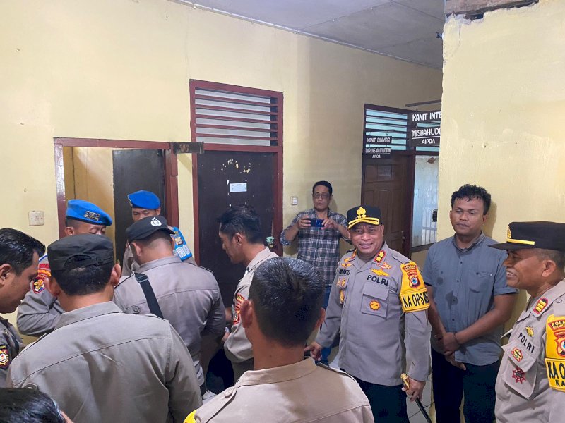 Kapolres Bulukumba AKBP Supriyanto melakukan tes urine dadakan kepada personel Polsek Kajang. 