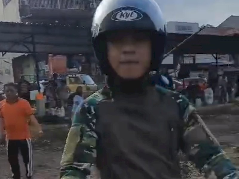 Potongan video ajudan Bupati Torut yang membentak warga di Pasar Bolu. 