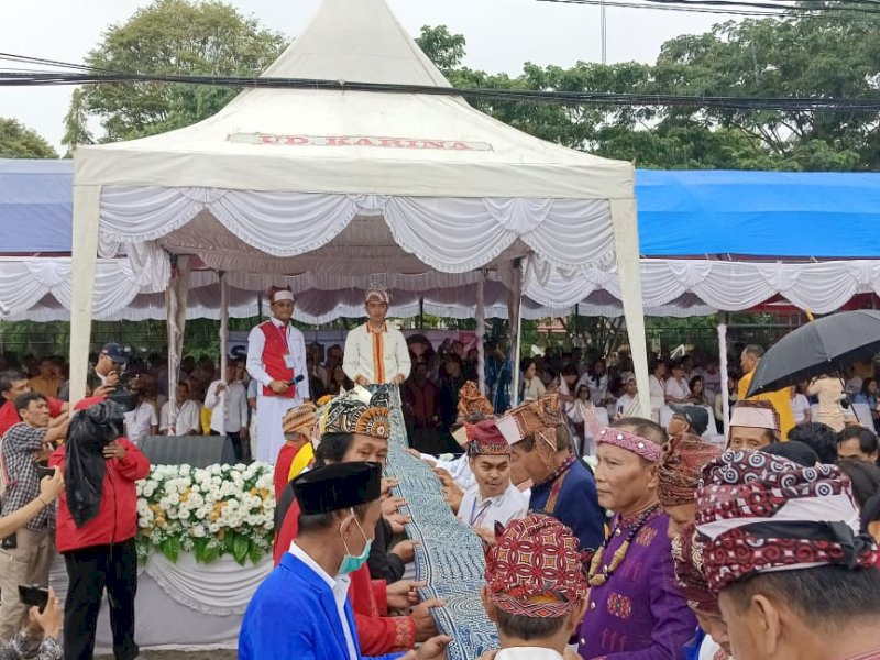 Gibran Rakabuming Raka saat menghadiri kegiatan adat di Makale, Minggu (26/11/2023/).