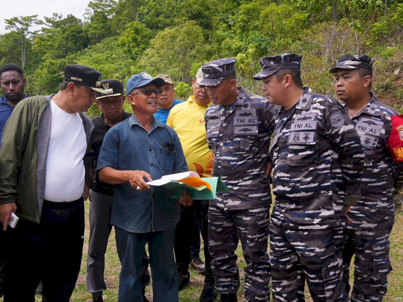 Penjabat Gubernur Sulsel Bahtiar Baharuddin, bersama Asrena Lantamal VI Makassar Kolonel Laut Yusup Yanto meninjau lahan untuk pendirian Pos Angkatan Laut (Posal.