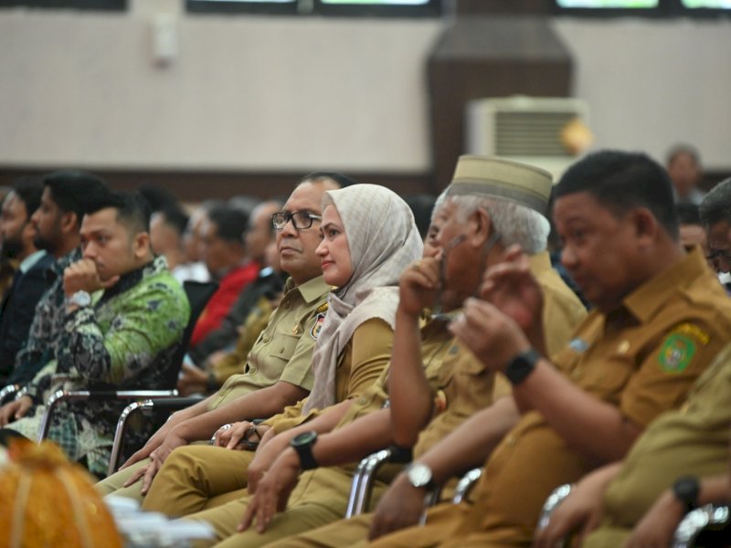 Bupati Lutra IDP menghadiri pertemuan di Ruang Pola Kantor Gubernur Sulsel, Senin (27/11/2023).