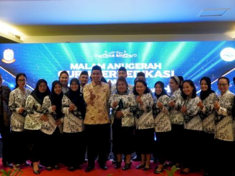 Malam Anugerah Guru Berdedikasi dan Kepala Sekolah Inspiratif Dewan Pendidikan Kota Makassar di Hotel Max One Makassar. 