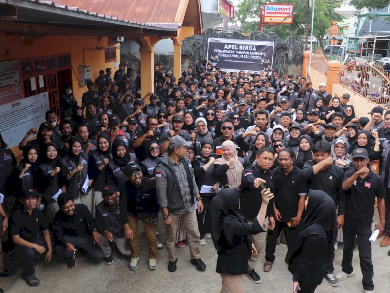 Ratusan pengawas Pemilu di Kabupaten Bulukumba melakukan konvoi berkeliling kota.
