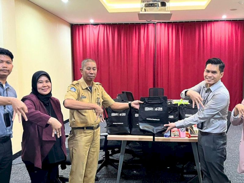 BRI Cabang Sengkang bersama Yayasan Baitul Maal (YBM) BRIliaN menyerahkan bantuan tas dan ATK kepada UPTD SDN 410 Akkotengeng.