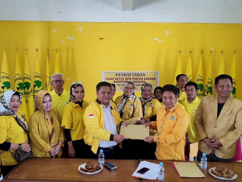 Pengembalian formulir calon Ketua Golkar Enrekang, Irpan. 