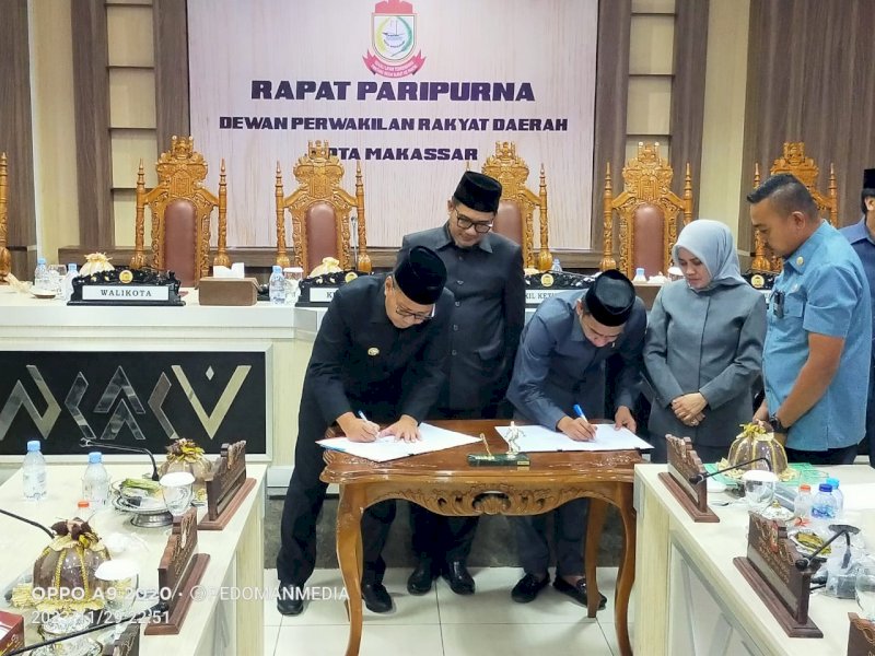 Wali Kota Makassar Danny Pomanto dan Ketua DPRD Rudianto Lallo menandatangani APBD 2024.