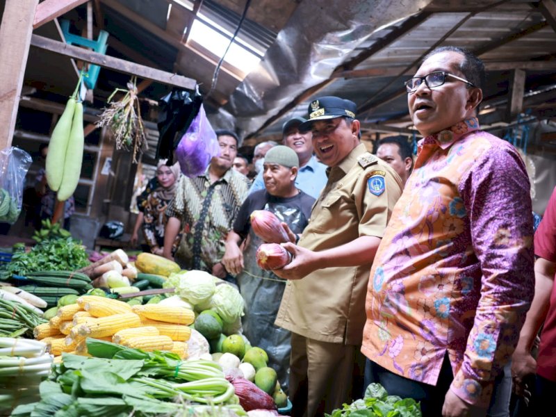 Danny mendampingi Pj Gubernur Sulsel mengecek harga sembako di Pasar Toddopuli, Kamis, (30/11/2023).