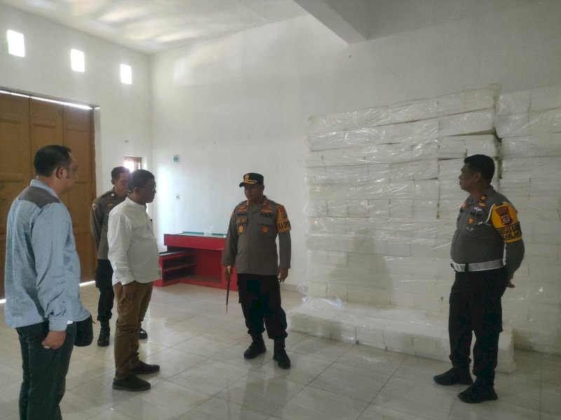 Kapolres Bulukumba AKBP Supriyanto melakukan pengecekan gudang logistik KPU. 