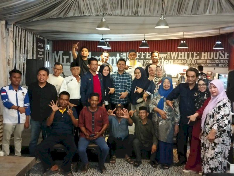 Calon Anggota DPR RI Dapil Sulsel 2, Muallim Tampa menghadiri konsolidasi DPD Partai NasDem Bulukumba di Mr Redmont Cafe, Ahad malam (3/12/2023).