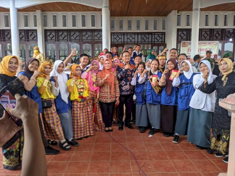 Bupati Lutra IDP di tengah peserta Jambore PKK tingkat Kabupaten Luwu Utara. 