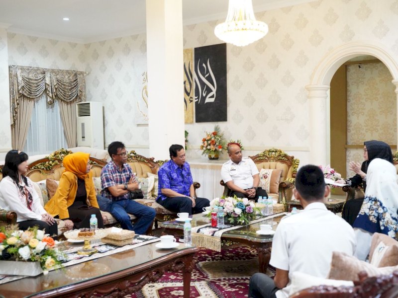Pemprov Sulsel menyerahkan berkas hasil seleksi calon Anggota Komisi Informasi (KI) Sulsel Periode 2023-2027 kepada Ketua DPRD Sulsel Andi Ina Kartika Sari. 