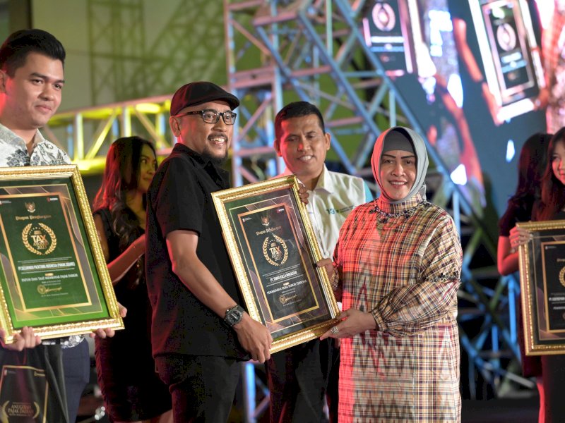 Wajib pajak menerima apresiasi pada malam Tax Award Makassar. 