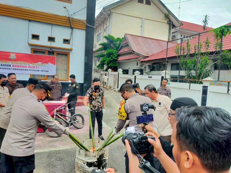 Kejaksaan Negeri (Kejari) Sengkang  Kabupaten Wajo melakukan pemusnahan sbarang bukti. 