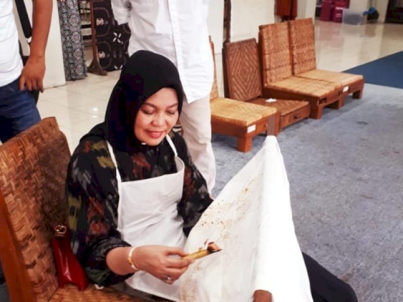 Ketua Dekranasda Bulukumba Hj Andi Herfida memboyong perajin ke Yogyakarta. 
