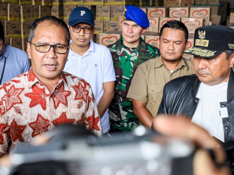 Pj Gubernur Sulsel Bahtiar Baharuddin bersama Wali Kota Makassar Moh Ramdhan Pomanto mengecek stok gula dan minyak goreng. 