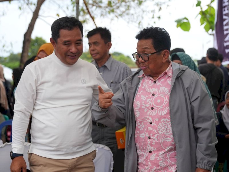 Pj Gubernur Sulsel Bahtiar bersama Founder BOSOWA Aksa Mahmud. 