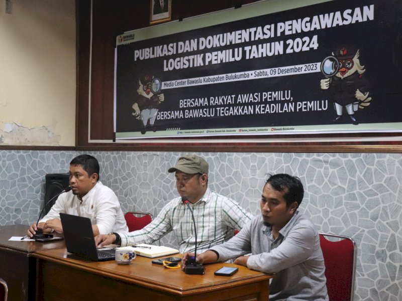 Kegiatan publikasi dan dokumentasi pengawasan logistik di Kantor Bawaslu Bulukumba. 