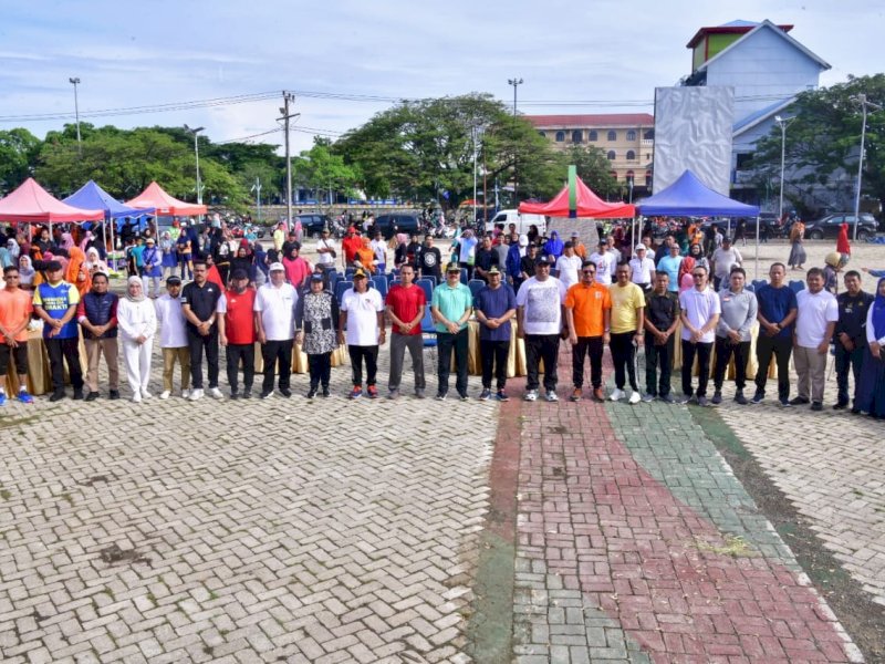 Pemprov Sulsel bekerja sama dengan Pemkab Maros melaksanakan pasar murah di Alun-alun Bank Sulselbar Kabupaten Maros, Ahad (10/12/2023).