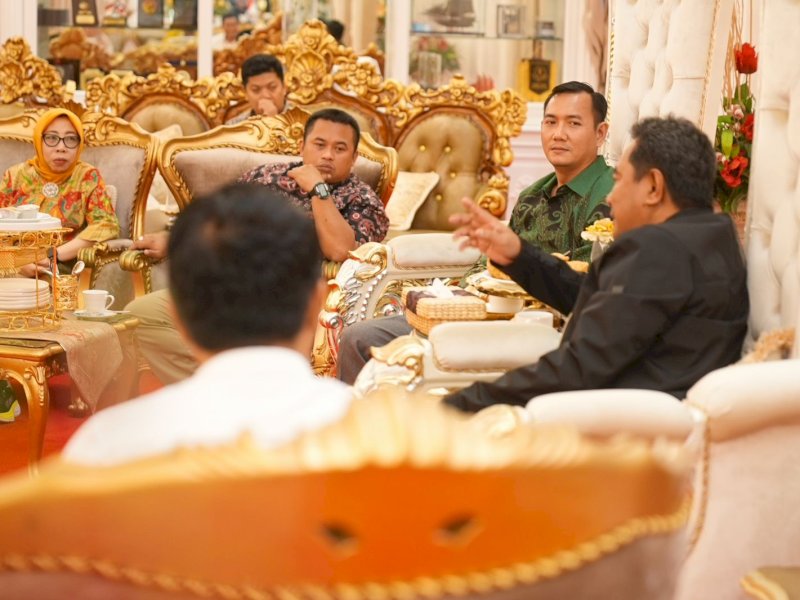 Penjabat Gubernur Sulsel Bahtiar Baharuddin bertemu Ketua Komisi Penyiaran Indonesia (KPI) Pusat Ubaidillah, di Rumah Jabatan Gubernur Sulsel, Sabtu malam, 9 Desember 2023.