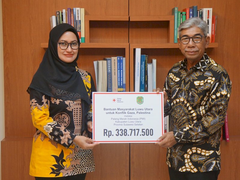 Bupati Luwu Utara Indah Putri Indriani menyerahkan donasi untuk Palestina di Markas PMI Pusat, di Jakarta baru-baru ini.