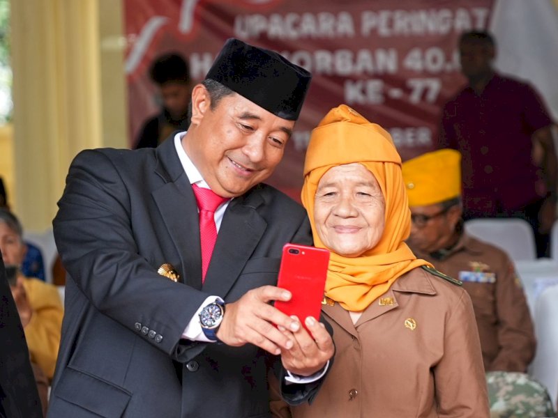 Penjabat (Pj) Gubernur Sulsel Bahtiar Baharuddin berfoto dengan seorang veteran wanita. 