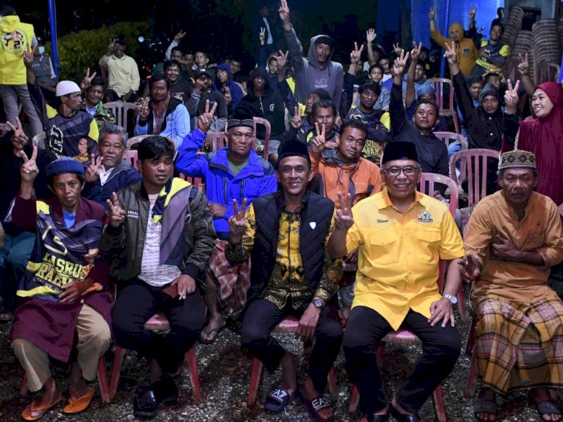 Ilham Arief Sirajuddin (IAS) bersama Hasrul Rahman di tengah tengah warga Lutim. 