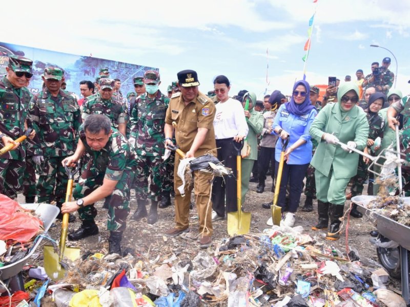 Penjabat Gubernur Sulsel, Bahtiar Baharuddin mengikuti gerakan bersih-bersih sampah plastik bersama Kepala Staf TNI Angkatan Darat (KSAD) Jenderal TNI Maruli Simanjuntak, di Kabupaten Bantaeng. 