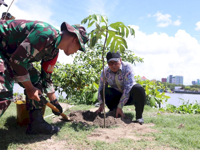 Ramdhan Pomanto menggelar penanaman pohon Sukun di sekitar Kawasan CPI.