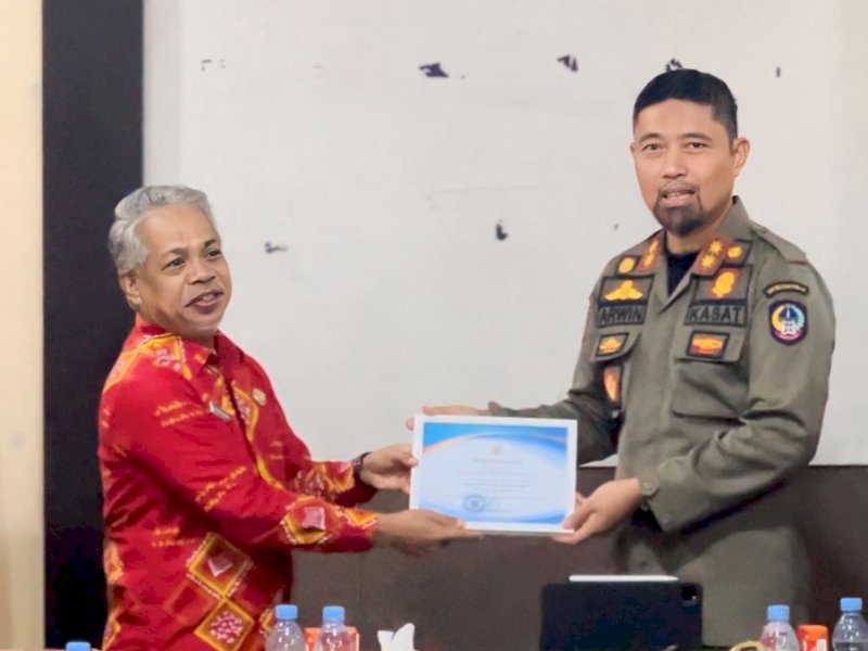 Satpol PP Sulsel menerima penghargaan OPD paling tertib arsip. 