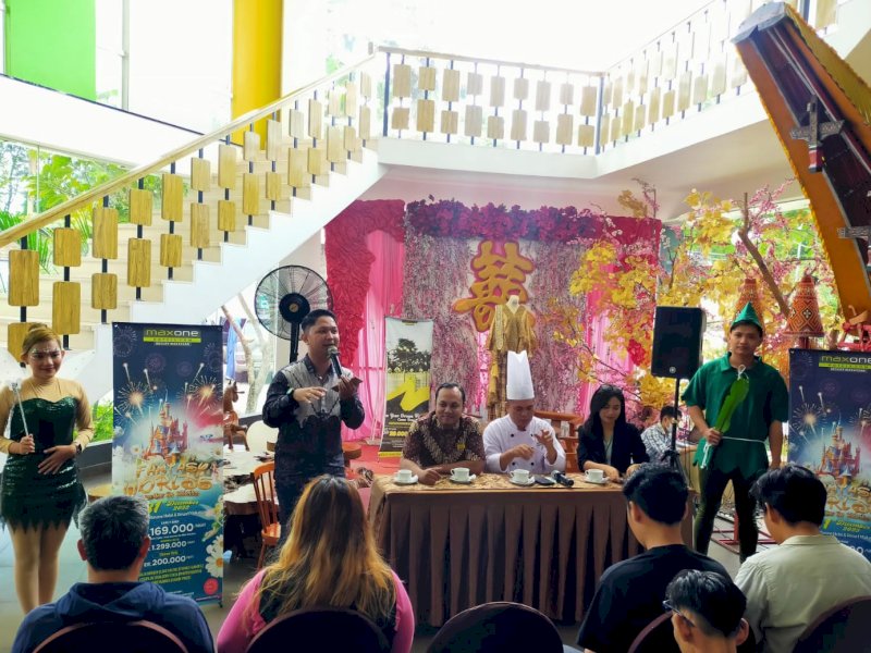 Manajemen Hotel Maxone Makassar dalam konferensi pers, Jumat (15/12/2023). 
