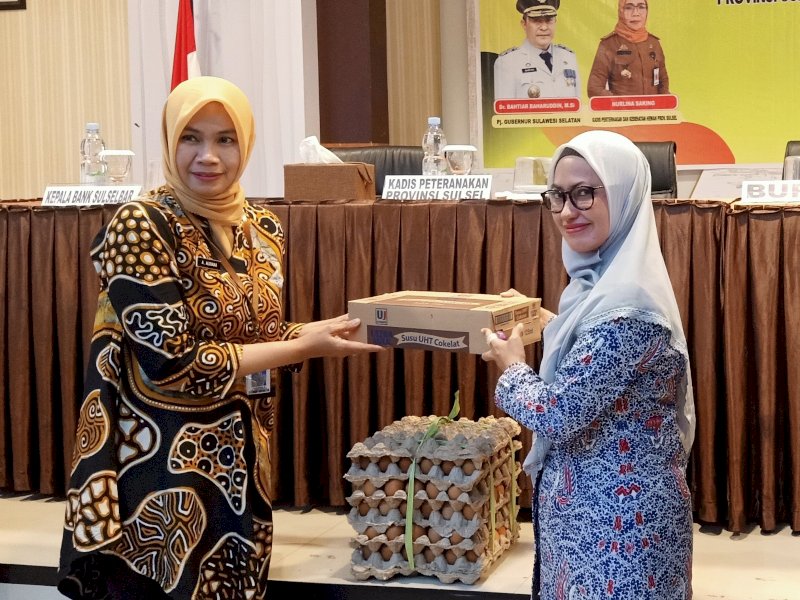 Bupati Indah Putri Indriani menerima bantuan secara simbolik dari Disnak Sulsel. 