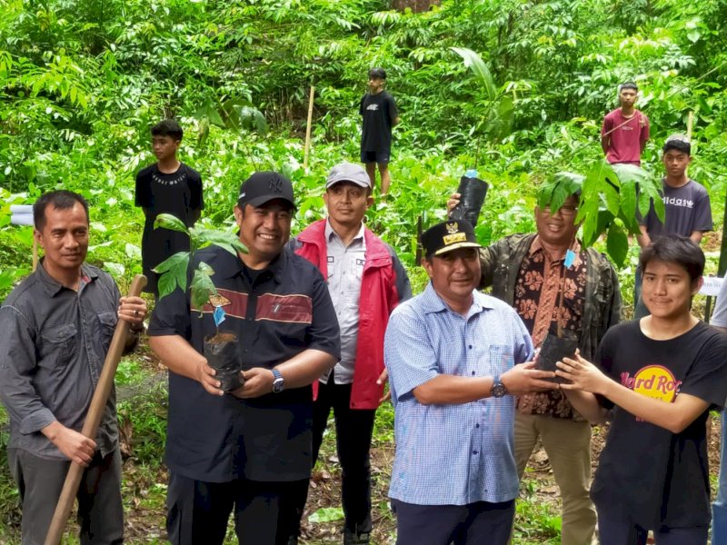 Pj Gubernur Sulsel Bahtiar Baharuddin, bersama forkopimda Pemkab Maros, dan masyarakat menanam bibit sukun di dusun Rammang-rammang, Kabupaten Maros, Minggu (17/12/2023).