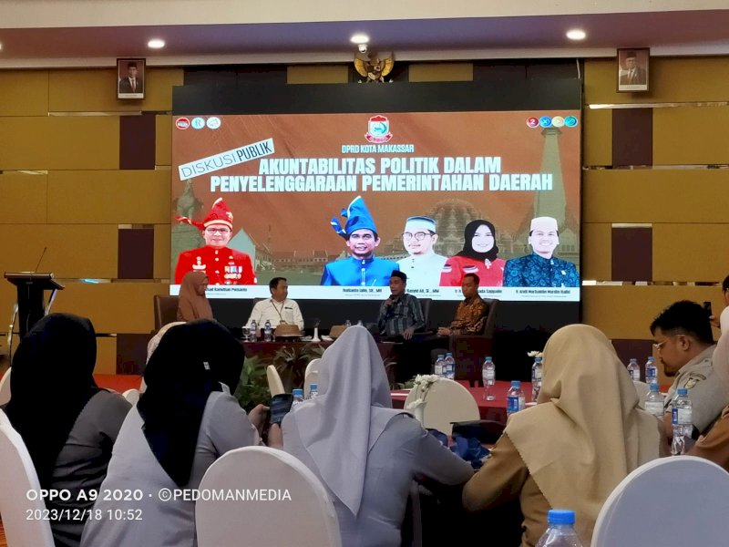 Diskusi publik, membahas akuntabilitas politik dalam penyelenggaraan pemerintahan daerah di Hotel Aston Makassar, Senin (18/12/2023).