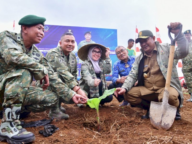 Pj Gubernur Sulsel Bahtiar dan Ketua DPRD Andi Ina Kartika Sari, menanam pisang Cavendish di Madivif 3 Kostrad, di Pakkatto, Kabupaten Gowa. 