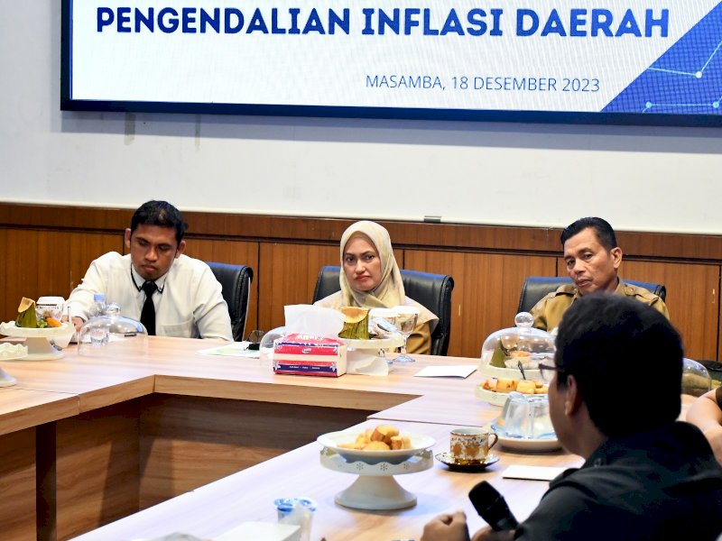 High Level Meeting (HLM) di Ruang Command Center, Kantor Bupati Luwu Utara. 