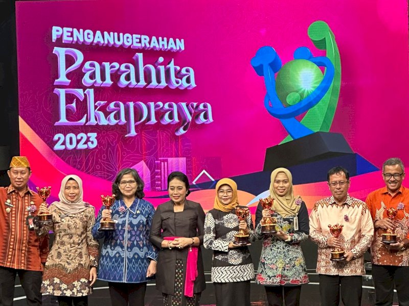 Penganugerahan Parahita Ekapraya, diserahkan oleh Menteri Pemberdayaan Perempuan dan Perlindungan Anak Republik Indonesia, I Gusti Ayu Bintang Darmawati