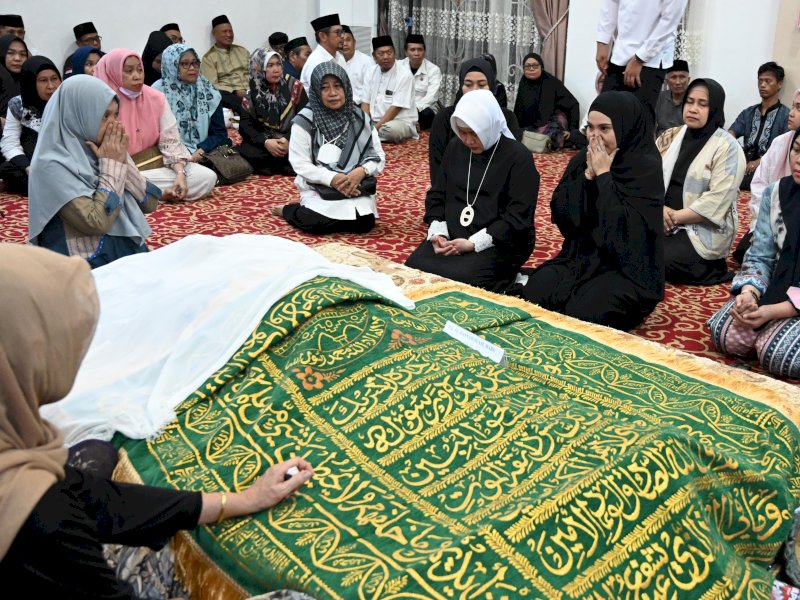 Sofha Marwah melayat ke rumah duka di Rumah Jabatan Bupati Barru, Rabu malam, 20 Desember 2023.