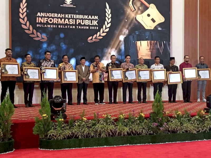 Malam penganugerahan Keterbukaan Informasi Publik, Rabu, 20 Desember 2023 di Aula Tudang Sipulung Rumah Jabatan Gubernur.
