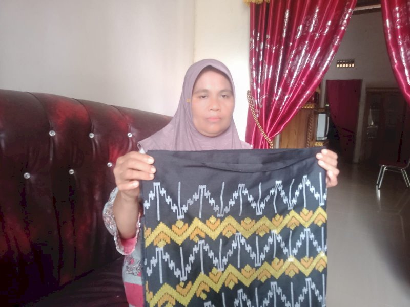 Kain baju hasil karya Rumah Tenun Muna Barat (Mubar), Sulawesi Tenggara