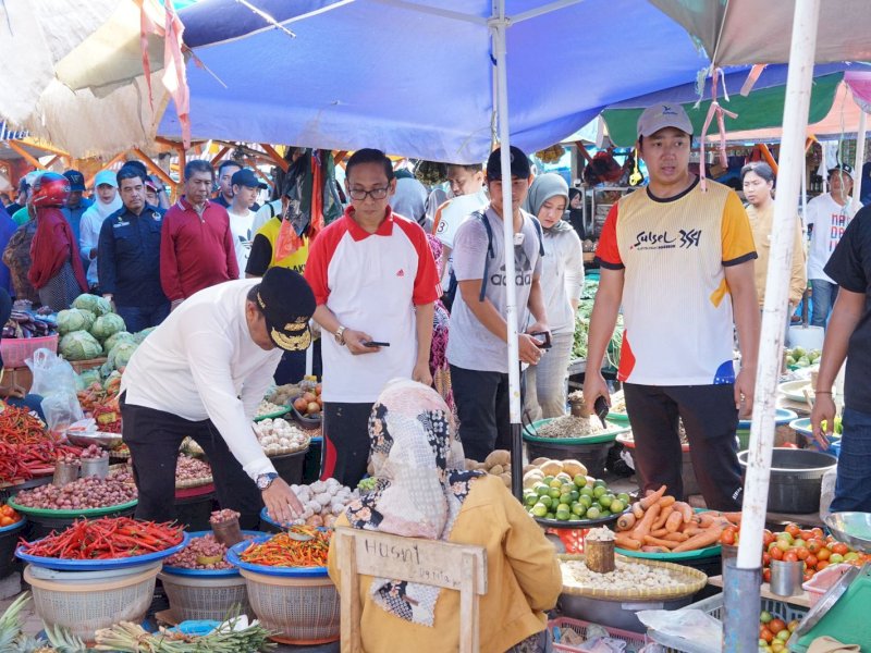 Bahtiar Baharuddin dan Bupati Bulukumba Andi Muchtar Ali Yusuf, melakukan pemantauan stok dan harga pangan di Pasar Cekkeng, Kota Bulukumba. 