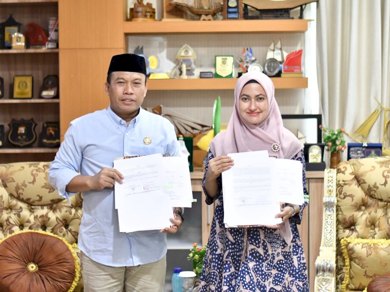 Serah terima terkait lokasi pembangunan oleh Kemenag Kabupaten Luwu Utara Rusydi Hasyim dan Bupati Kabupaten Luwu Utara Indah Putri Indriani. 