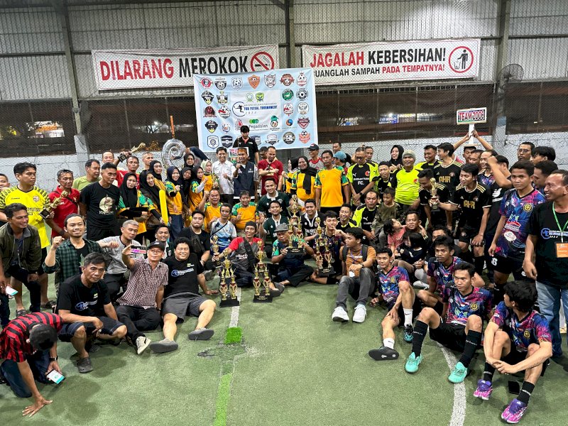 Ketua Umum Ikatan Keluarga Alumni (IKA) SMA Negeri 6 Makassar, Rudianto Lallo menutup dan menyerahkan tropi kepada para juara Fun Futsal Tournament. 