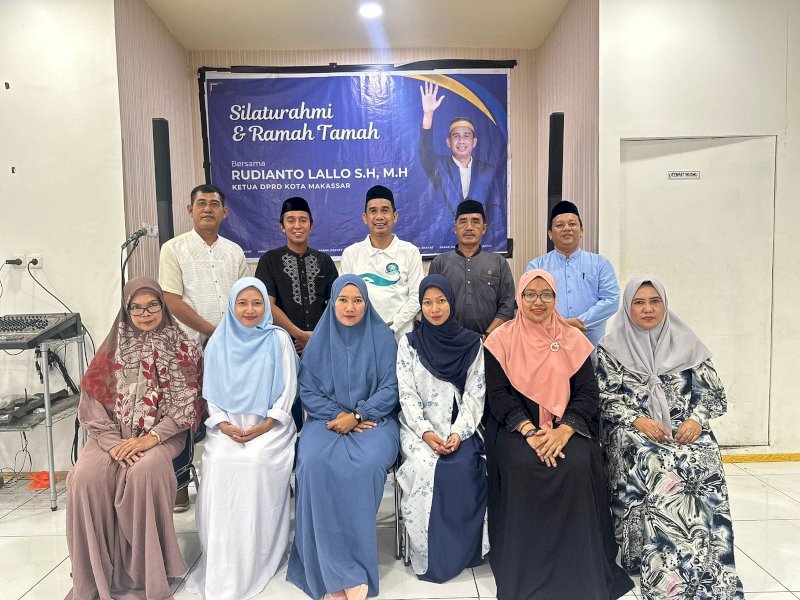 Ketua DPRD Makassar Rudianto Lallo bersama para pemenang hadiah umrah jalan sehat Anak Rakyat 2023.