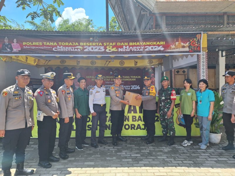 Kapolres Tana Toraja AKBP Malpa Malacoppo, meninjau Pos Pelayanan Salubarani, di perbatasan Kabupaten Enrekang-Tana Toraja, Selasa (26/12/23).