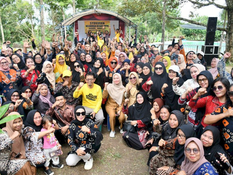 Bupati Luwu Utara Indah Putri Indriani bersama para PPPK. 