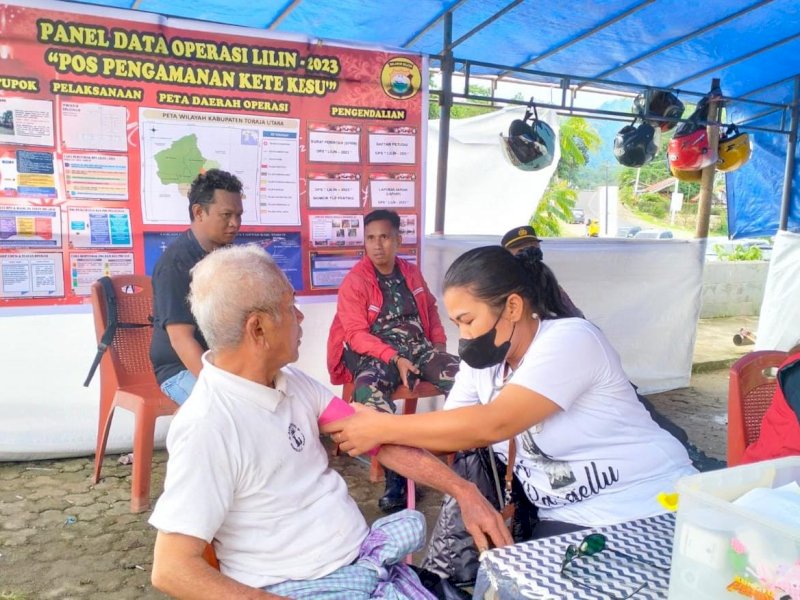 Tim Dinkes Torut melakukan pemeriksaan kesehatan bagi pemudik Nataru. 