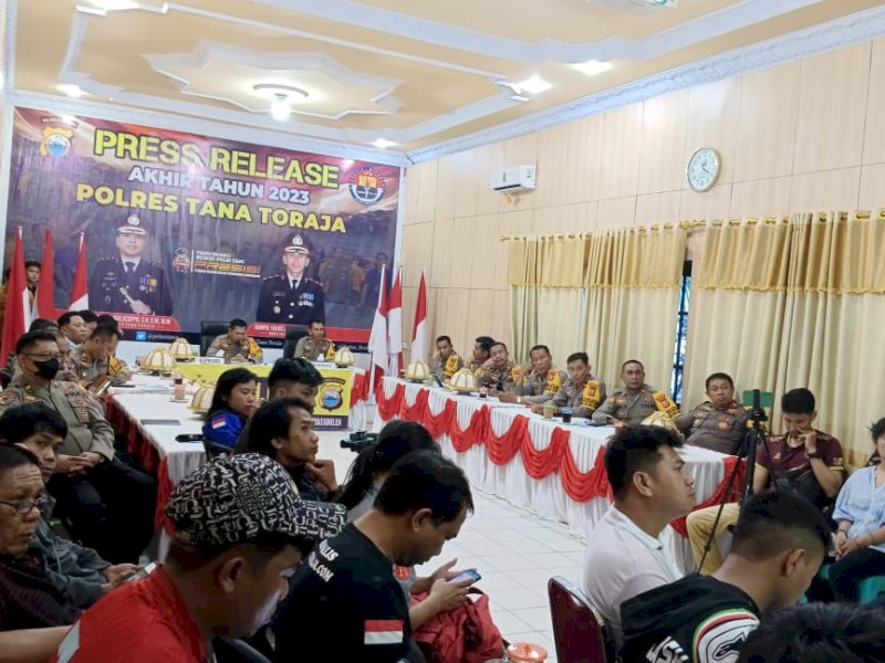 Kapolres Tana Toraja AKBP Malpa Malacoppo dalam press release akhir tahun 2023 di Mapolres, Jumat (29/10/2023).