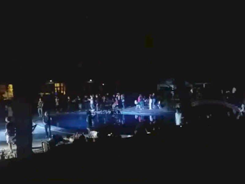 Live party DJ yang mendapat komplain pengunjung Toraja Haritage Hotel. 