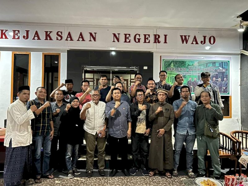 Kajari Wajo bersama aktivis dan kalangan pers dalam refleksi akhir tahun. 