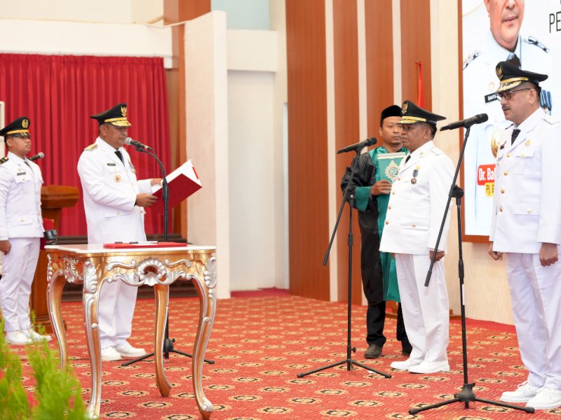 Pj) Gubernur Sulsel, Bahtiar Baharuddin melantik dua penjabat bupati di Rumah Jabatan Gubernur Sulsel, Minggu, 31 Desember 2023.
